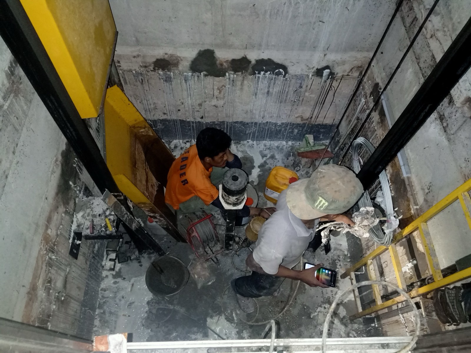 电梯井防水 — Lift pit leaking repair Gym Bandar Permaisuri before (图 1)
